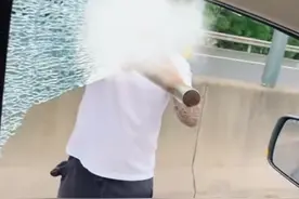 奥迪车高速路上恶意别停，手持棒球棍打砸后车！评论区已经沦陷了图片