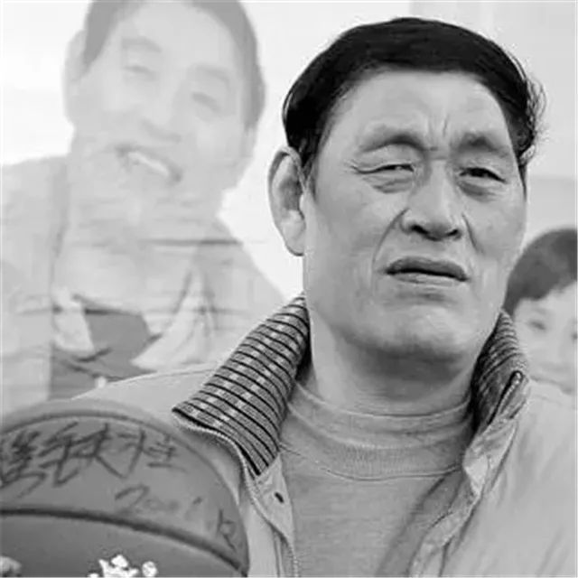 穆铁柱追悼会：身盖八一军旗，妻儿痛哭，姚明哀悼、郑海霞出席