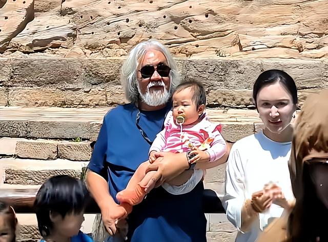一个贪财一个好色？老夫少妻的“残酷”，在74岁张纪中身上应验了