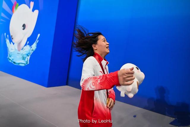 全红婵复出首秀夺冠，退出单人赛原因曝光，两处细节惹人落泪