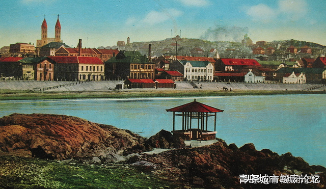 1934年，青岛第二、第三、第四海水浴场同时开始建设