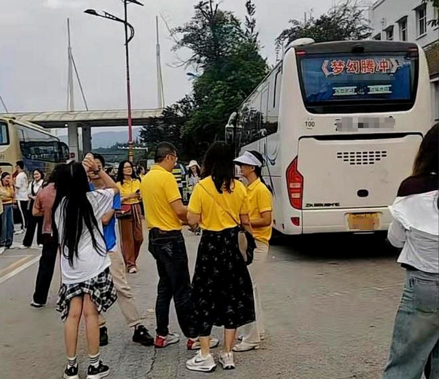 欺人太甚！私人订制旅游团与司机起争执，将129名游客甩到服务区