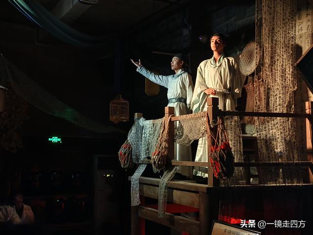 走进郑州中牟建业电影小镇，看各种特色表演，还能参与互动项目。