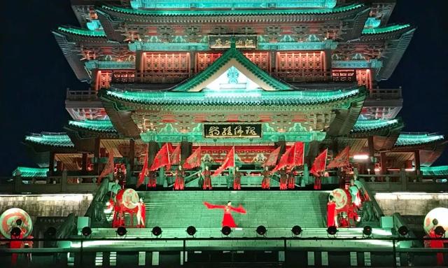 今年国庆，为什么是这座城拿了爽文剧本？