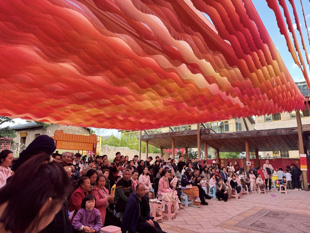 秋假爆款！西昌大石板古村热闹出圈，彝风盛宴嗨不停