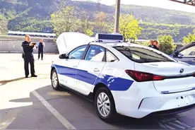 服务企业方便市民 太原交警古交大队助力出租汽车更新上户图片