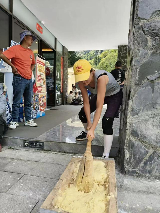 羌韵双场嗨翻天！羌人谷双节活动进行中，游客沉浸式体验古羌文化，剩下几天赶紧冲～