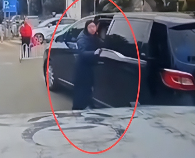 女子违停竖中指挑衅被撞：正脸被扒已社死	，内情流出，司机疑发声