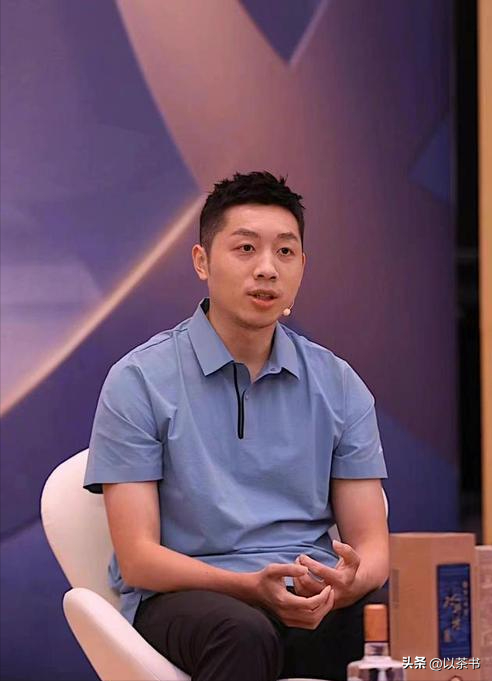 稀罕的男乒聚餐合影：王皓人群中特显眼，邱贻可的脸果然名不虚传
