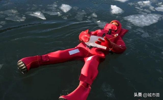 穿成“龙虾”漂在冰湖里！除了滑雪，乌鲁木齐冬日还能这么玩→