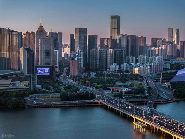 东北唯一的新一线城市，未来发展前景很广阔，更是一个旅游好去处