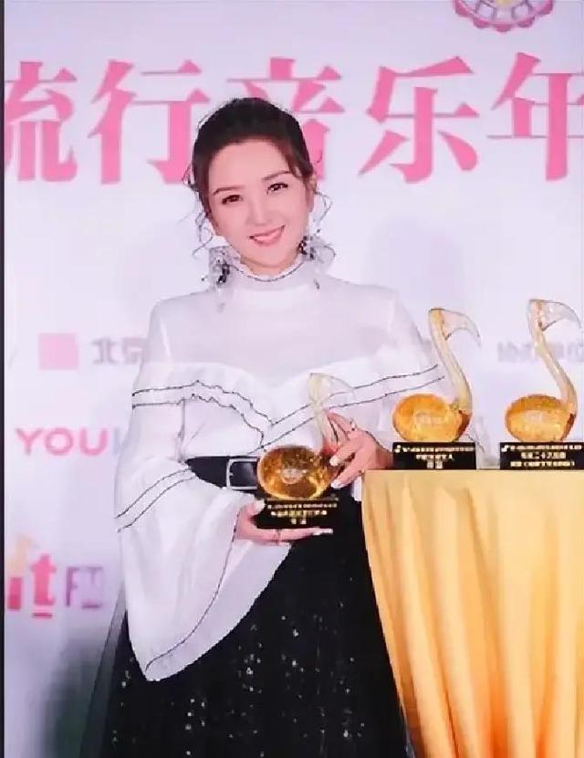 39岁何洁不忍直视，腋下勒出副乳肚子三层肉，要养4个娃操劳疲惫