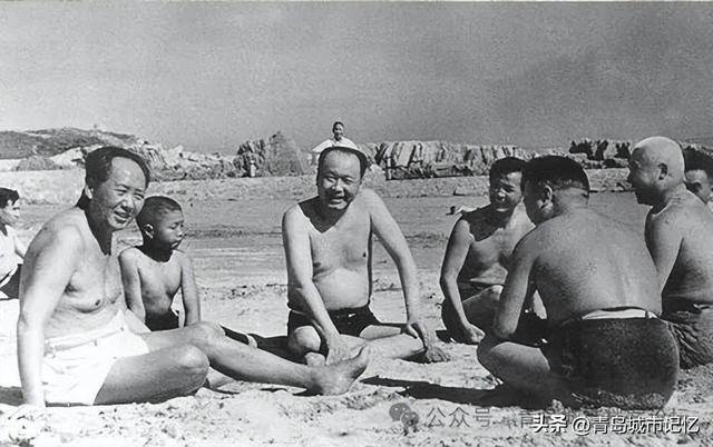 青岛海水浴场的一座凉亭，毛主席曾在此主持召开中央最高级别会议