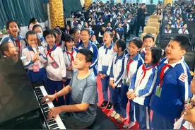 5岁盲人男孩沿街乞讨，成为全家的摇钱树：有些亲情，早该断了图片