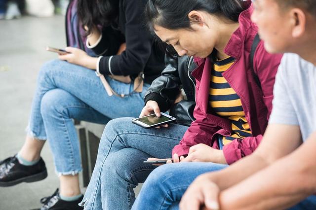 旗舰机疯狂降价，千元机配置“越级”，中端机被两头夹击，太难了