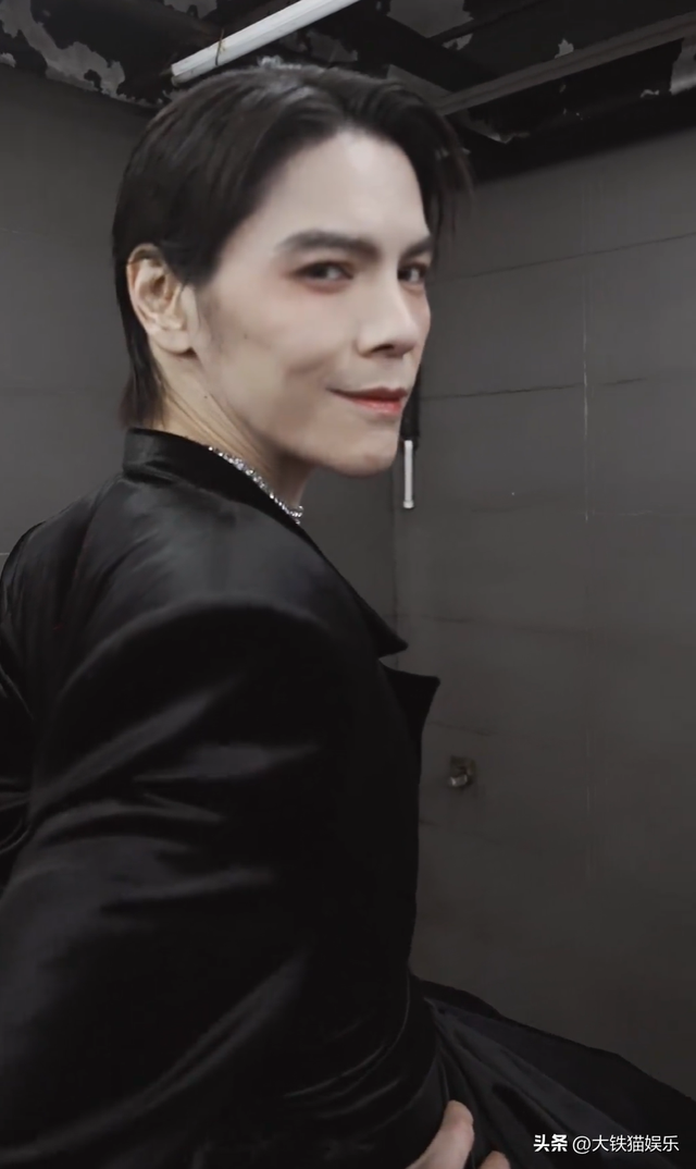 北京这一晚，55岁刘奕君秒了41岁向佐，才懂男人刚阳硬朗的魅力