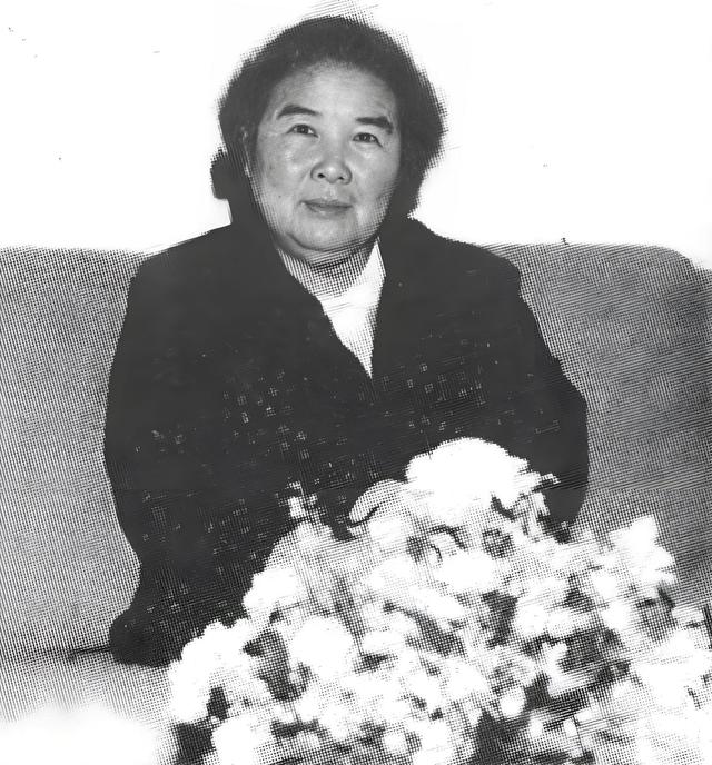 她是烈士的女儿，丈夫去世后，她嫁给大名鼎鼎的姐夫金山