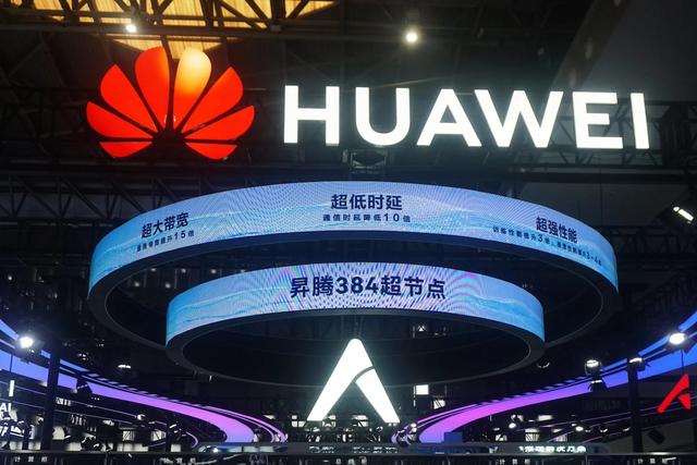 英伟达彻底慌了！从384卡到15488卡，华为超节点撕开AI算力新战场