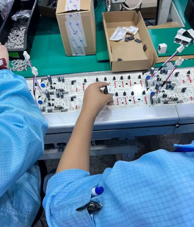 发现没有，一个人如果长期在厂里上班，天天都是吃饭、睡觉、工作