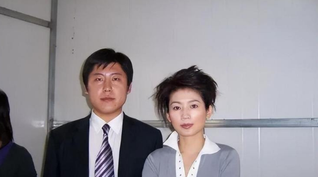 曾为著名央视主持人的王小丫，两次婚姻均未怀孕，如今成普通大妈