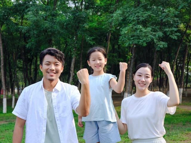 帮美女邻居带孩子，晚上她回来，为了感谢，给我做一次特殊按摩