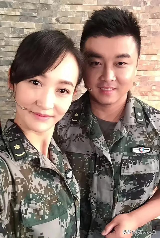 王皓的老婆闫博雅原来也是军人，夫妻俩军装合照太飒了，郎才女貌