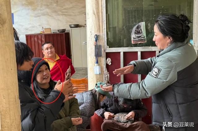 面相又变了！49岁赵薇广东吃饭，又老又瘦没架子，却再无回头路走