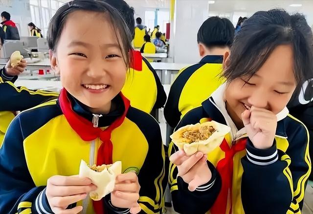 北京下死命令了：在2027年底前，所有中小学必须告别“校外配餐”