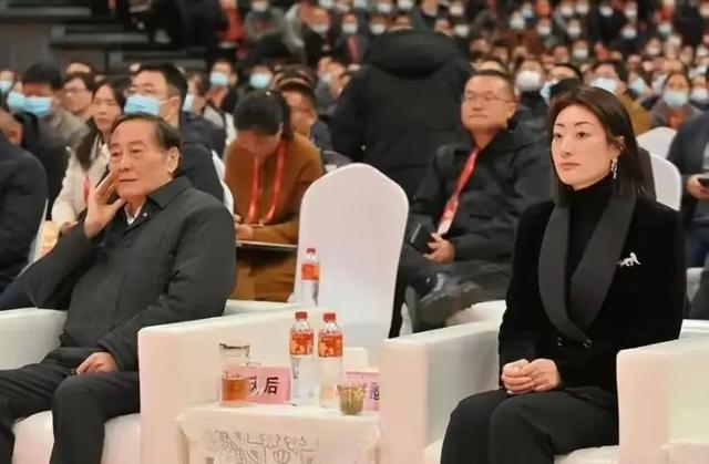玩真花！宗庆后72岁还在恋爱，小情人脾气火爆，宗馥莉争产太糟心