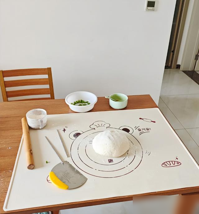 厨房里这种“揉面垫”有玻璃纤维，坑了不少老百姓，你家有吗？