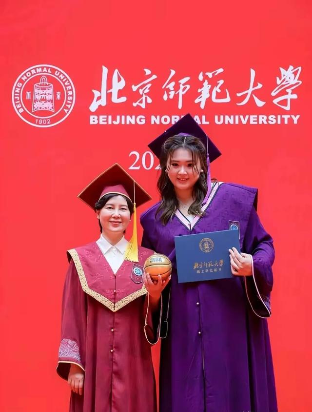 刘禹彤北京师范大学毕业照令人羡慕！不仅可爱还很能打！
