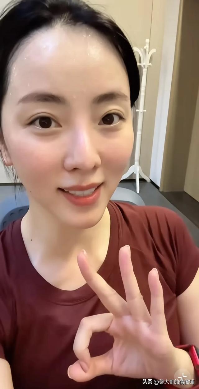 李思思晒健身日常，大汗淋漓，俩儿子在泳池游泳，疑似豪宅曝光
