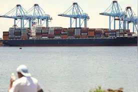 美国将小额包裹关税由120%降至54%图片