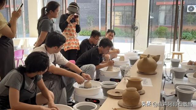 景德镇：荷润初心 瓷绘昌江