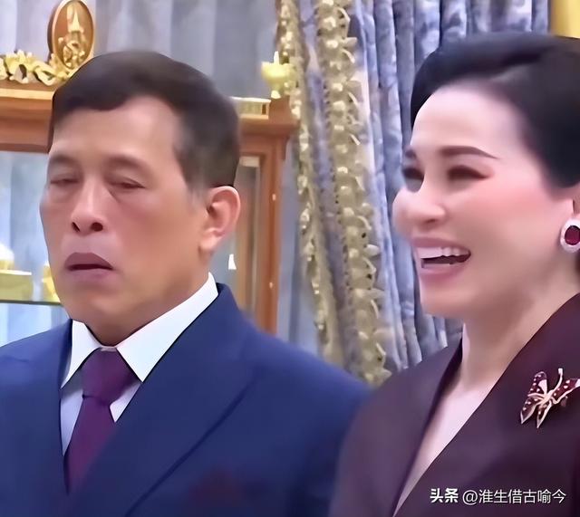 47岁苏提达出席活动太张扬，72岁泰王玛哈瞪着她，让她别抢风头