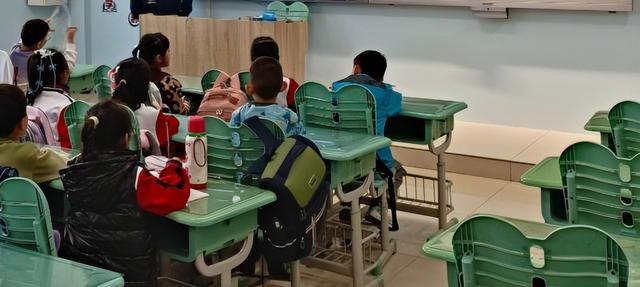 家长说要开会把发烧的孩子送到学校，老师联系家长来接反被拉黑