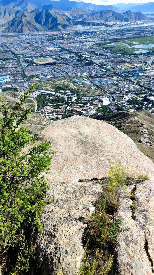 两登拉萨色拉寺后山，上升600米，山顶海拔4200米，经幡飘扬