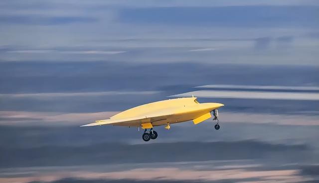 又添猛将！中国新型高速隐身无人机首飞成功，航程能绕台湾3圈