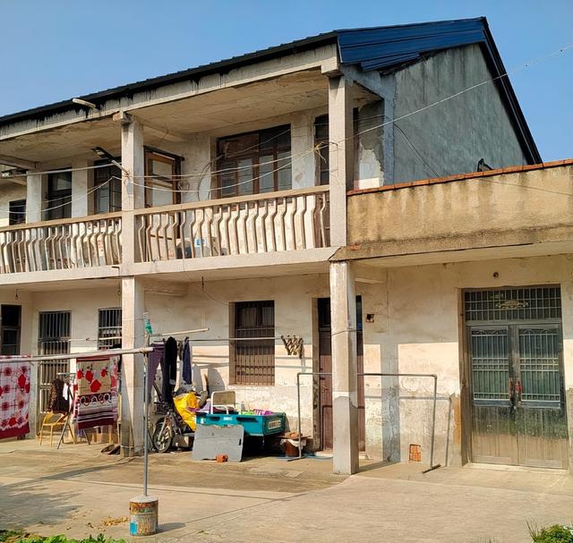 亲戚为暴打母亲男叫屈！他良心不坏，动手事出有因，老人拿钱捞人