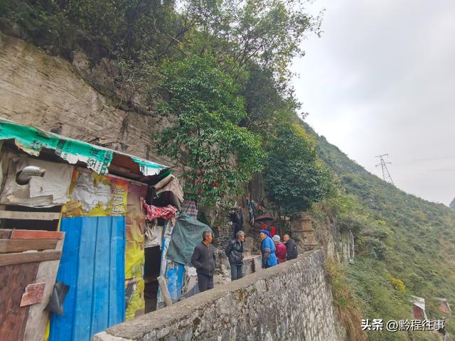 寻找一个最为艰难的躲匪洞，我难到达，土匪也难以到达