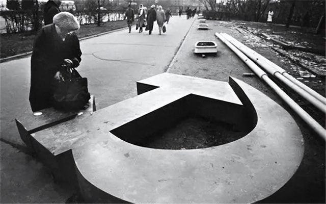 历史竟如此开玩笑？30年前，戈尔巴乔夫搞垮苏联，而美国是何反应