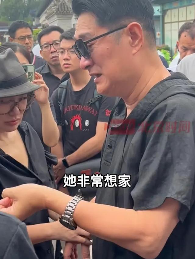 黄安哭着送别千百惠，他送上花圈，他说“统一时一定会通知她”！