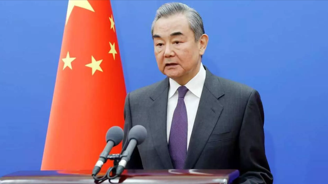 黄仁勋带来特朗普口信，用特供芯片换稀土？美财长想跟中方当面谈