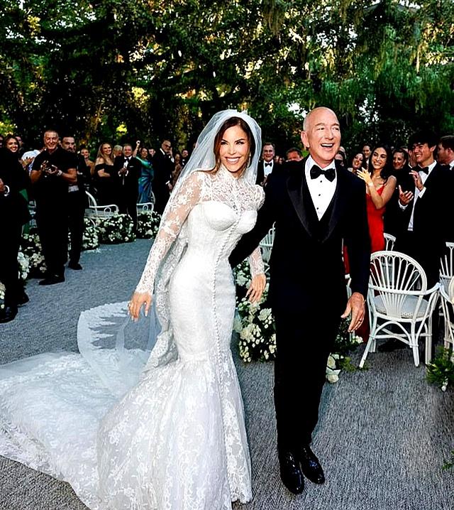 C罗公开订婚后，乔治娜得意忘形，与世界首富之妻同框秀钻戒