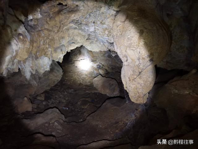 偏远乡野中寻找一个古寺遗址，探险一个深邃溶洞