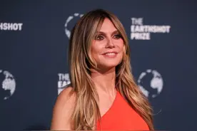 海蒂·克鲁姆身穿橙色连衣裙+高跟鞋优雅气质图片