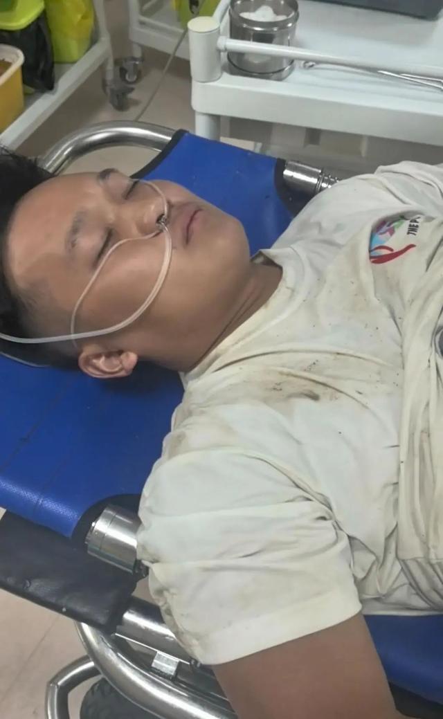 38岁男子跳水救起8岁男童后，体力透支呕吐不止被紧急送医，回应：要给我太太道歉，救人时没想她和4个孩子