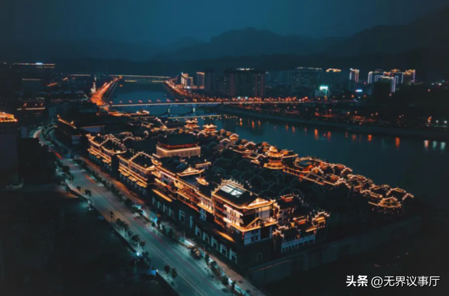 资本狂炒古镇热，商铺扎堆无个性，真实烟火气难寻