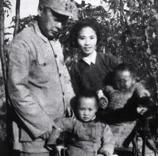 老师问陈毅之子陈丹淮：你父亲是干什么工作的？陈：他是个处长