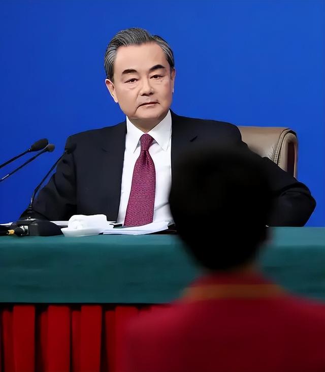 “外交男神”王毅年轻旧照，与妻子罕见同框，岳父曾是周总理秘书